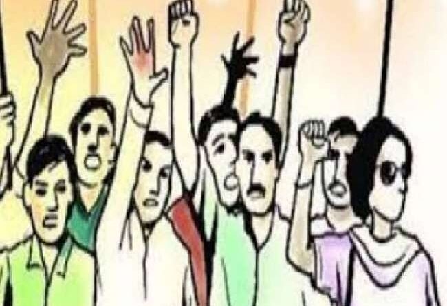 पर्यावरणविदों का धराली आपदा पीड़ितों ने किया विरोध, पुतला दहनकर जतायी नाराज़गी