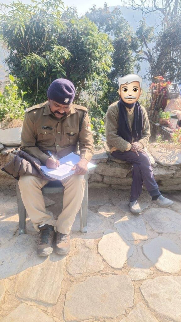 बुजुर्गों की कुशल क्षेम जानने पहुंची मित्र पुलिस, हर संभव सहायता का दिया आश्वासन