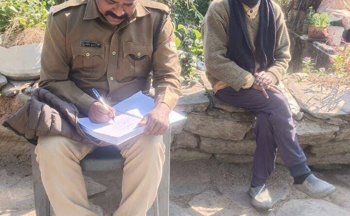 बुजुर्गों की कुशल क्षेम जानने पहुंची मित्र पुलिस, हर संभव सहायता का दिया आश्वासन