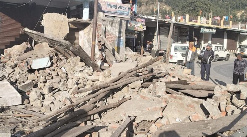 अवैध अतिक्रमण पर कार्रवाई, तहसीलदार बृजमोहन आर्य के नेतृत्व में चला प्रशासन का बुलडोज़र