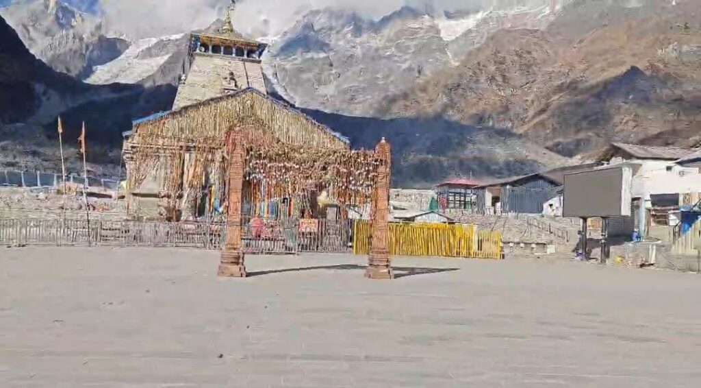 केदारनाथ धाम में कोरी ठंड के चलते लौटने लगे मजदूर, बर्फबारी न होने पर पर्यावरण प्रेमियों ने जताई चिंता