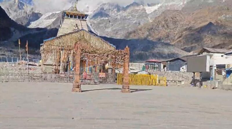 केदारनाथ धाम में कोरी ठंड के चलते लौटने लगे मजदूर, बर्फबारी न होने पर पर्यावरण प्रेमियों ने जताई चिंता