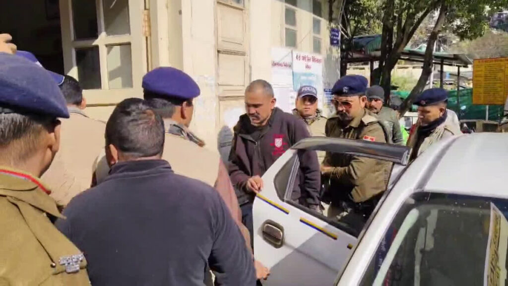नशे में कार से 3 लोगों को रौंदने वाला पुलिसकर्मी निलंबित, मुकदमा दर्ज