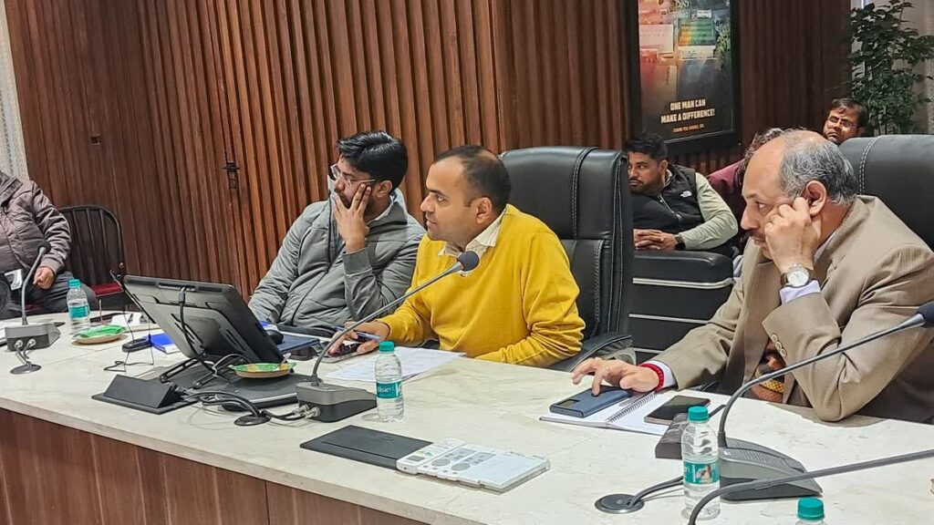 कुंभ क्षेत्र में अतिक्रमण को लेकर डीएम ने लगाई फटकार