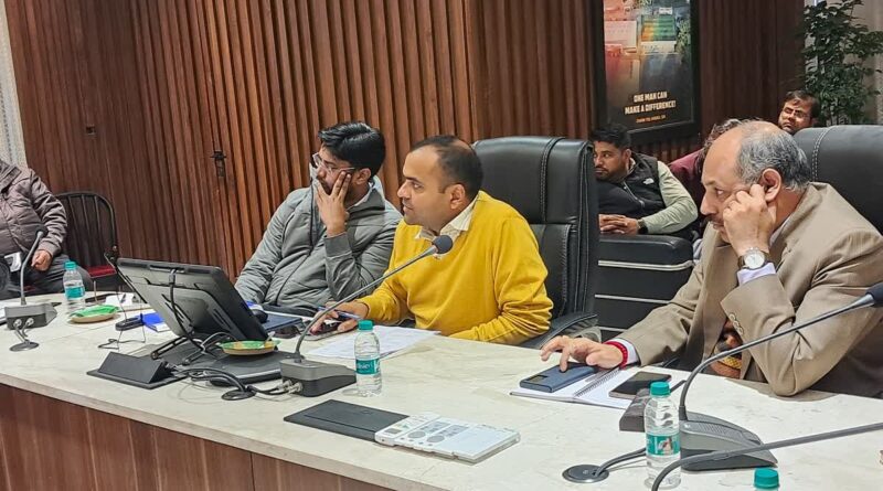 कुंभ क्षेत्र में अतिक्रमण को लेकर डीएम ने लगाई फटकार