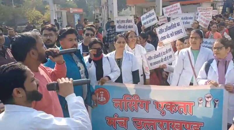स्वास्थ्य मंत्री का आवास घेरने निकले नर्सिंग बेरोजगार अभ्यर्थी, पूर्व मंत्री डॉ हरक सिंह रावत ने दिया समर्थन