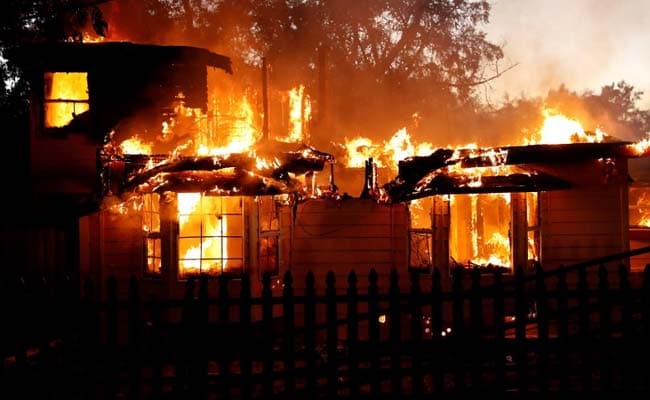 दो मंजिला मकान में लगी आग, सामान जलकर हुआ राख