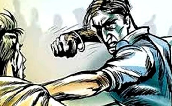 पत्नी के पड़ोसी से थे अवैध रिश्ते; पति ने सवाल उठाए तो प्रेमी से पिटवा दिया पति को, हालत गंभीर