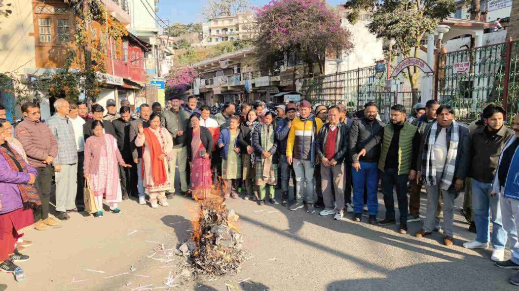 कांग्रेस ने कैबिनेट मंत्री के पति के विवादित बयान पर पुतला फूंक कर जताया विरोध