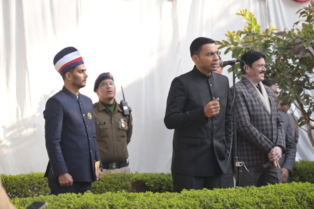 गणतंत्र दिवस पर जिलाधिकारी सविन बंसल ने कलेक्ट्रेट परिसर में किया ध्वजारोहण