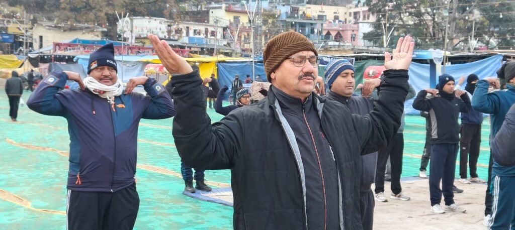 योग शिविर में प्रतिभागियों ने दिखाया भारी उत्साह,गुलाबराय मैदान में चल रहा योग शिविर