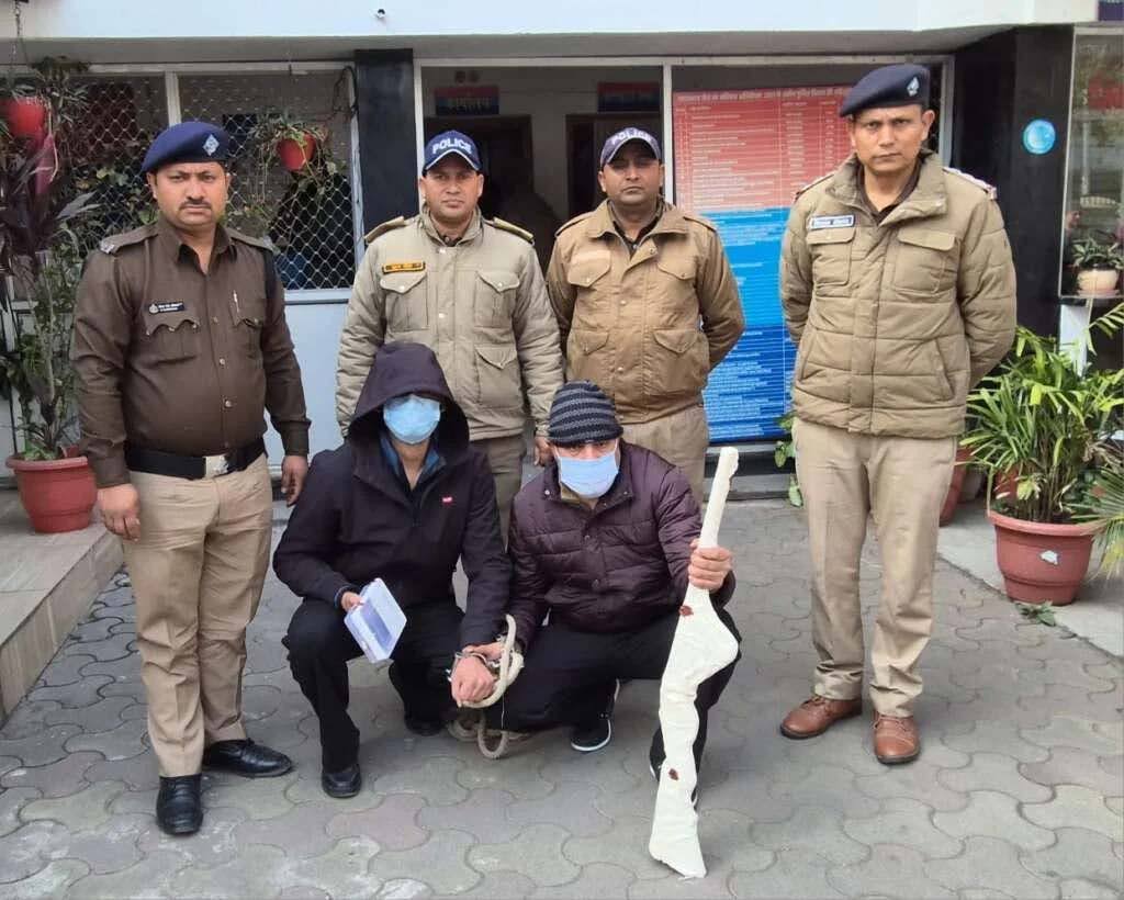पुलिस ने नितिन हत्याकांड के आरोपी पार्षद और उसके बेटे को हथियारों समेत किया गिरफ्तार