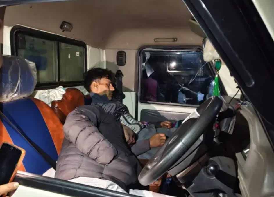 कुमाऊं के भिकियासैंण में सड़क पर खड़ी पिकअप में मिलीं दो युवकों की लाशें मिली, मचा हडकंप