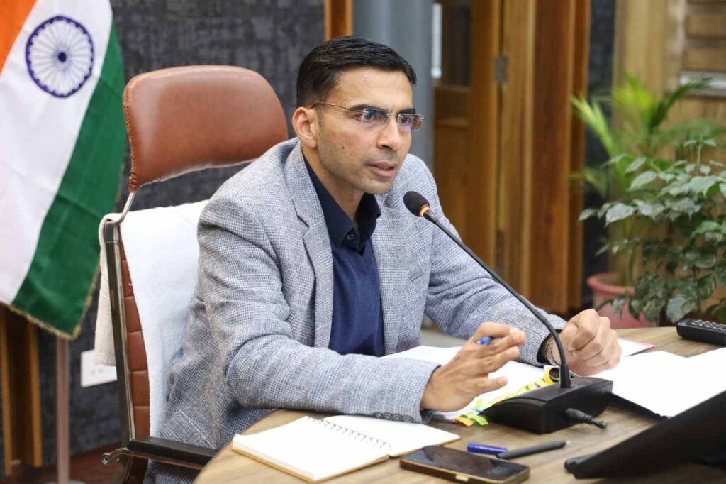डीएम ने आम लोगों की सुरक्षा को लेकर अपनाया सख्त रुख, खिलवाड़ करने वालों पर दर्ज होंगे मुकदमा