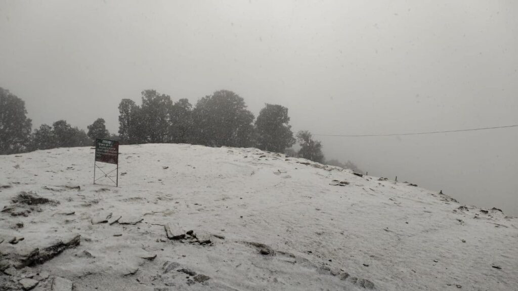 उत्तराखंड में लंबे इंतजार के बाद बर्फबारी की सफेद आंधी; पहाड़ियों व चारधाम क्षेत्र में भारी हिमपात
