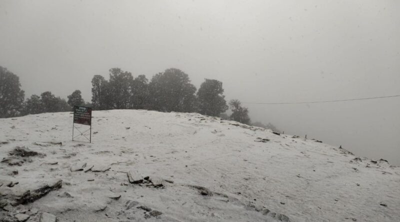 उत्तराखंड में लंबे इंतजार के बाद बर्फबारी की सफेद आंधी; पहाड़ियों व चारधाम क्षेत्र में भारी हिमपात