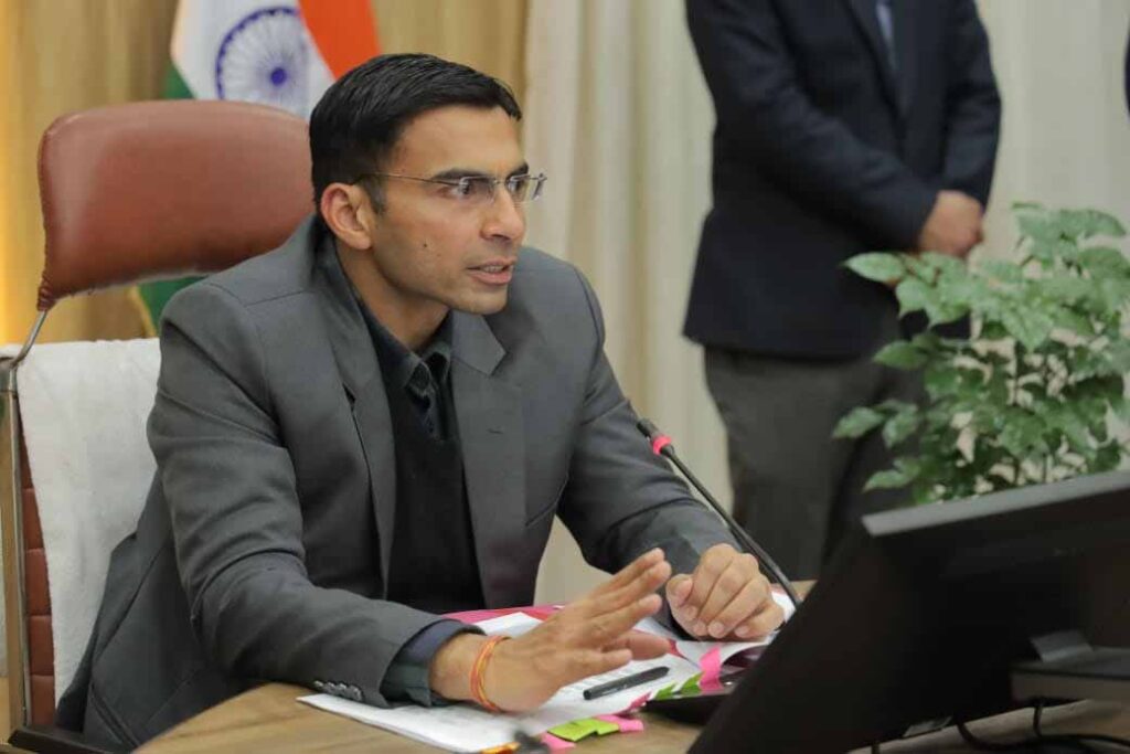 डीएम सविन बंसल ने अवैध वसूली की शिकायत पर पटवारी को किया निलंबित