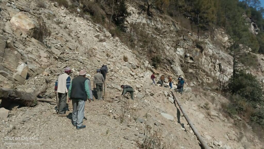 मार्च से ठप मोटरमार्ग का श्रमदान के जरिये निर्माण करने पहुंचे ग्रामीण