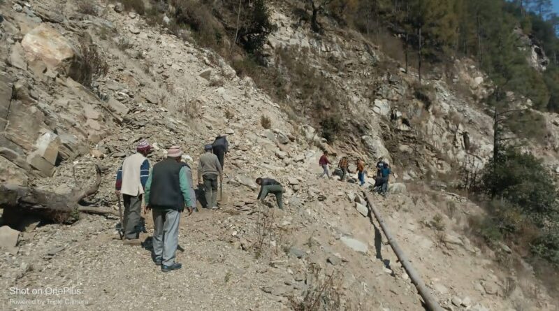 मार्च से ठप मोटरमार्ग का श्रमदान के जरिये निर्माण करने पहुंचे ग्रामीण