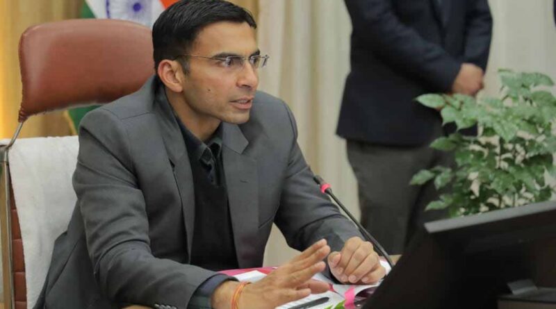 डीएम सविन बंसल ने अवैध वसूली की शिकायत पर पटवारी को किया निलंबित