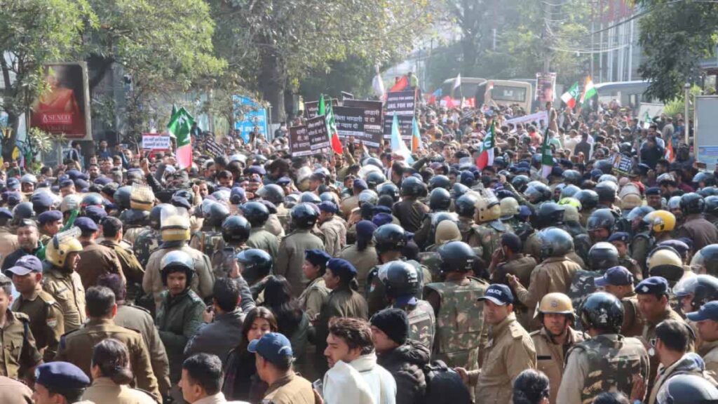 अंकिता भंडारी को न्याय दिलाने को विभिन्न संगठनों ने किया सीएम आवास कूच, सीबीआई जांच की मांग को लेकर सड़कों पर उतरा जन सैलाब