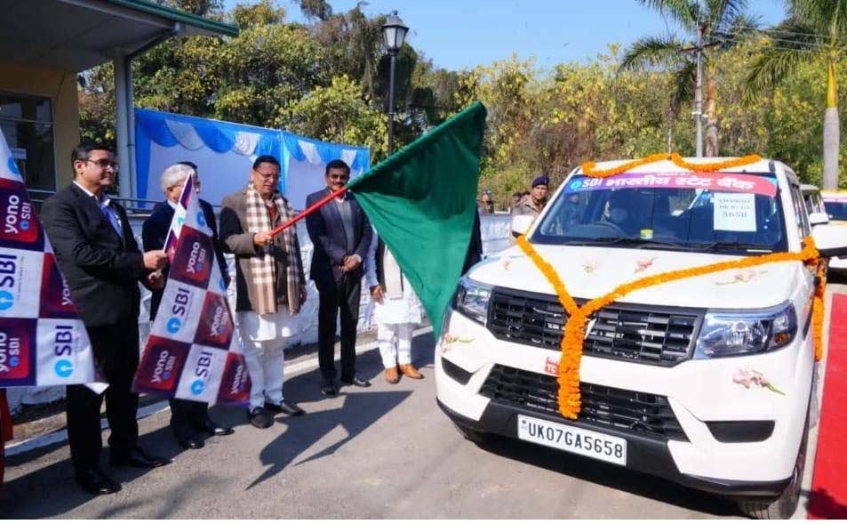 सीएम ने किया आपदा प्रबंधन के लिए स्टेट बैंक द्वारा उपलब्ध कराए गए चार वाहनों का फ्लैग ऑफ