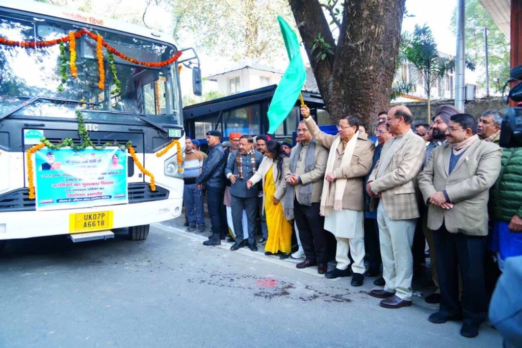 मुख्यमंत्री कैम्प कार्यालय से मुख्यमंत्री धामी ने किया फ्लैग ऑफ; उत्तराखंड परिवहन निगम के बेड़े में 100 नई बसें शामिल
