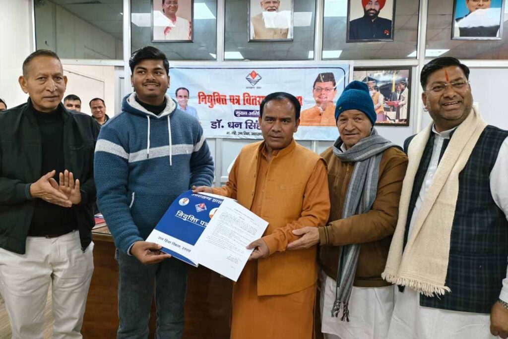 शिक्षा मंत्री डॉ. रावत ने उच्च शिक्षा विभाग के 10 नये प्रयोगशाला सहायकों को वितरित किये नियुक्ति पत्र