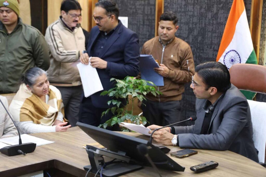 जनता दर्शन कार्यक्रम में डीएम सविन बंसल ने सुनीं लोगों की फरियाद, निस्तारण के दिए निर्देश