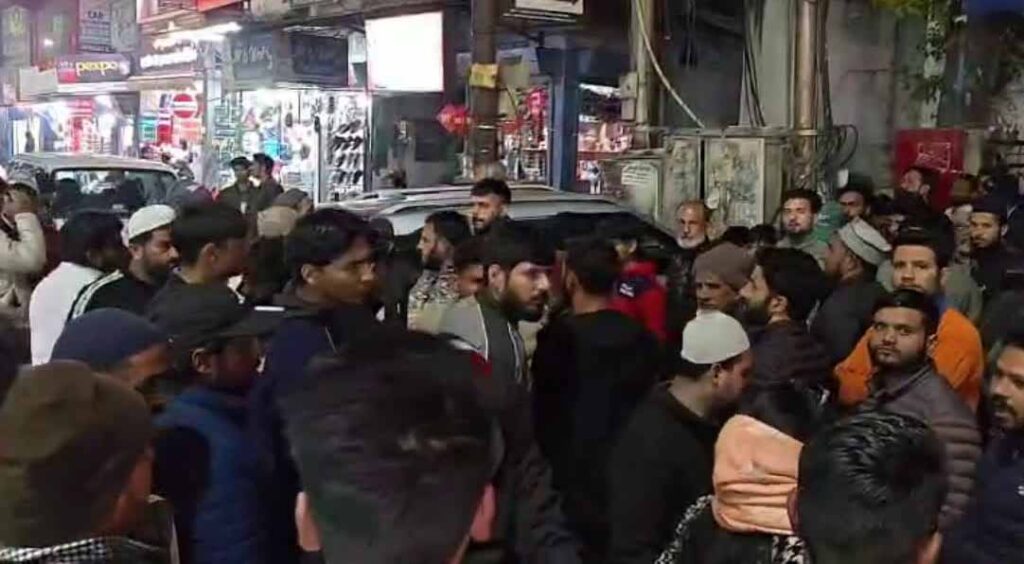 दो कश्मीरी शॉल विक्रेताओं के साथ बुरी तरह मारपीट का आरोप, पुलिस चौकी का घेराव, पुलिस ने किया मामला दर्ज