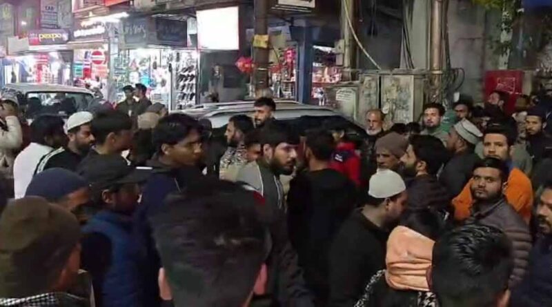 दो कश्मीरी शॉल विक्रेताओं के साथ बुरी तरह मारपीट का आरोप, पुलिस चौकी का घेराव, पुलिस ने किया मामला दर्ज