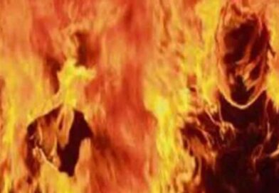 भीड़ ने डायन होने का आरोप लगाते हुए मां-बेटे को पेट्रोल छिड़ककर जला डाला