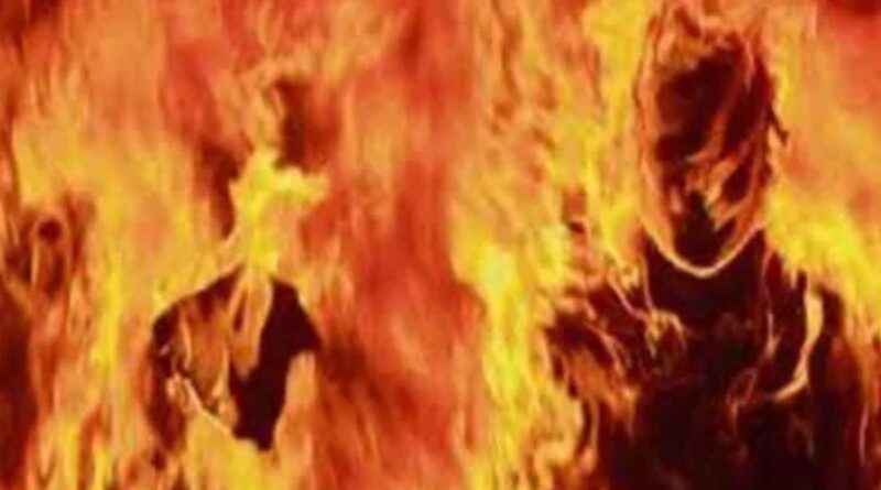 भीड़ ने डायन होने का आरोप लगाते हुए मां-बेटे को पेट्रोल छिड़ककर जला डाला