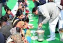 मुख्यमंत्री धामी ने टनकपुर शारदा घाट पर आयोजित समारोह में अपने हाथों से बांटी माघ की खिचड़ी