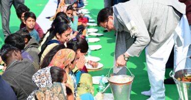 मुख्यमंत्री धामी ने टनकपुर शारदा घाट पर आयोजित समारोह में अपने हाथों से बांटी माघ की खिचड़ी