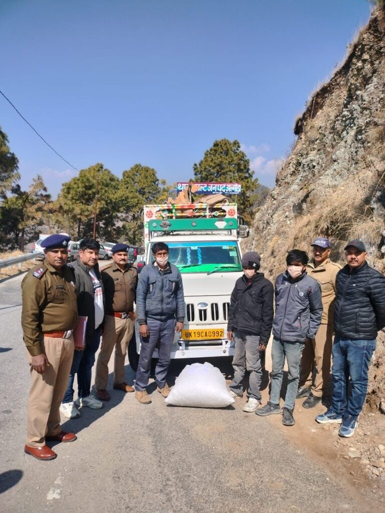 लाखों रुपए के गांजा सहित पुलिस के हत्थे चढ़े तीन लोग, कबाड़ की आड़ में की जा रही थी तस्करी