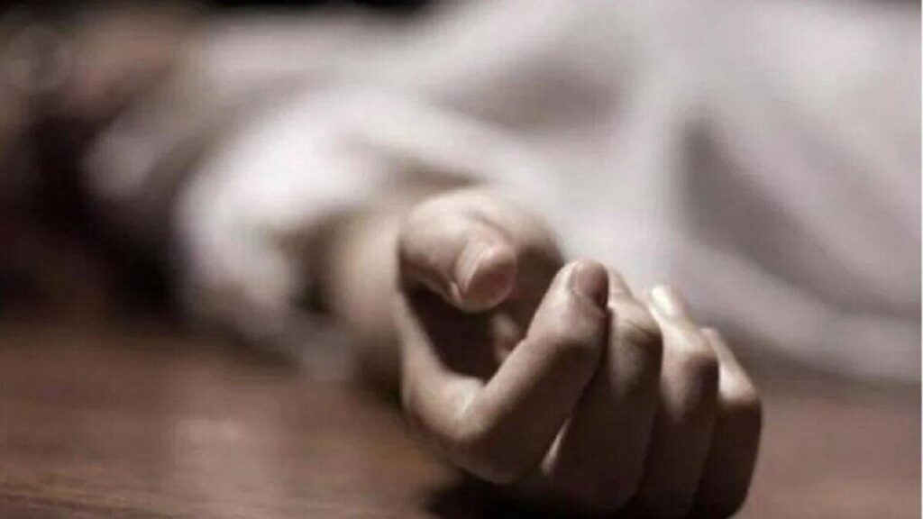 बुजुर्ग मां ने 15 दिनों तक फ़ोन नहीं उठाया तो घर पहुंच गया बेटा, कमरे का नजारा देख कर उड़ गए होश