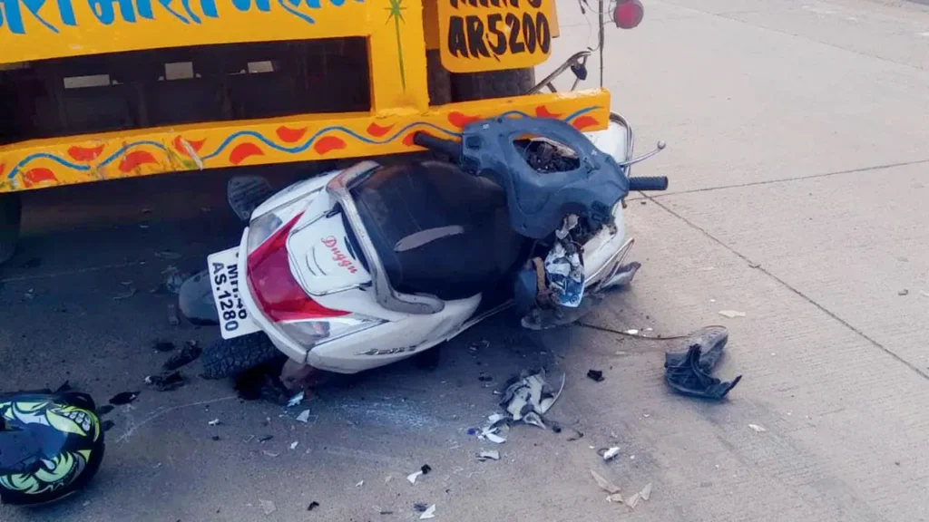 अल्मोड़ा में बाड़ेछीना के पास स्कूटी व ट्रक में हुई जोरदार टक्कर, स्कूटी सवार युवक की मौके पर मौत