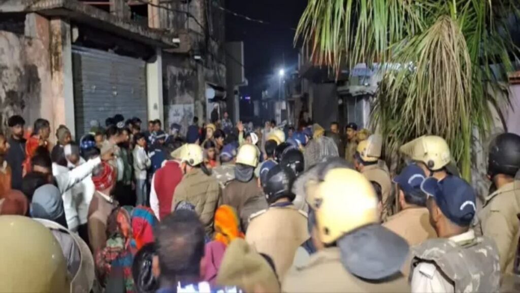 पुरानी रंजिश में गुटों में हुई फायरिंग में दो लोगों की मौत, तनाव को देखते हुए भारी पुलिस बल तैनात