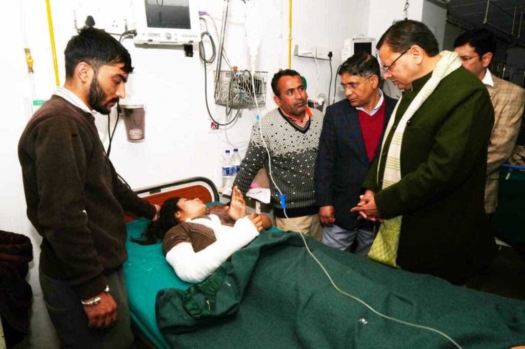 सीएम धामी ने दून अस्पताल पहुंचकर जाना दुर्घटना में घायलों का हालचाल, पारिवारिक जनों को दिया इलाज का पूरा भरोसा