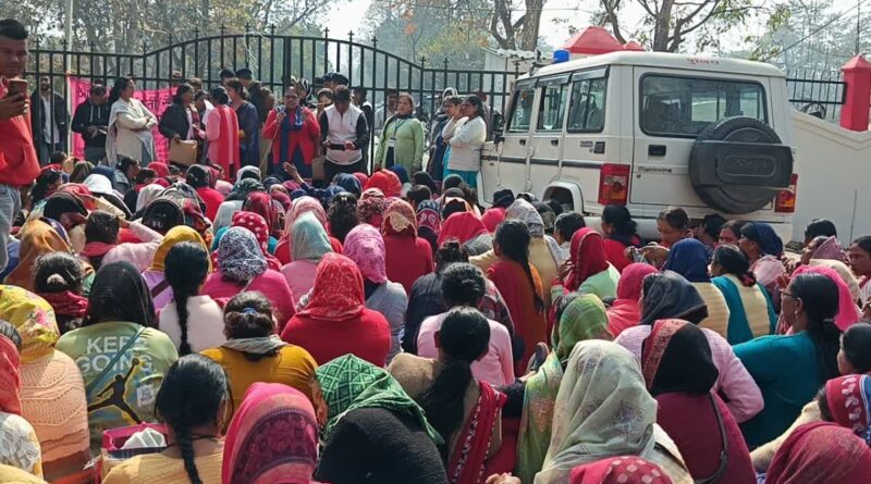 आंगनबाड़ी वर्करों ने किया कलेक्ट्रेट घेराव, राज्य कर्मचारी का दर्जा देने की उठाई मांग