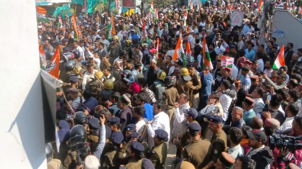 कांग्रेस ने किया राजभवन कूच, दून की सड़कों पर उतरकर कार्यकर्ताओं ने दिखाए आक्रामक तेवर