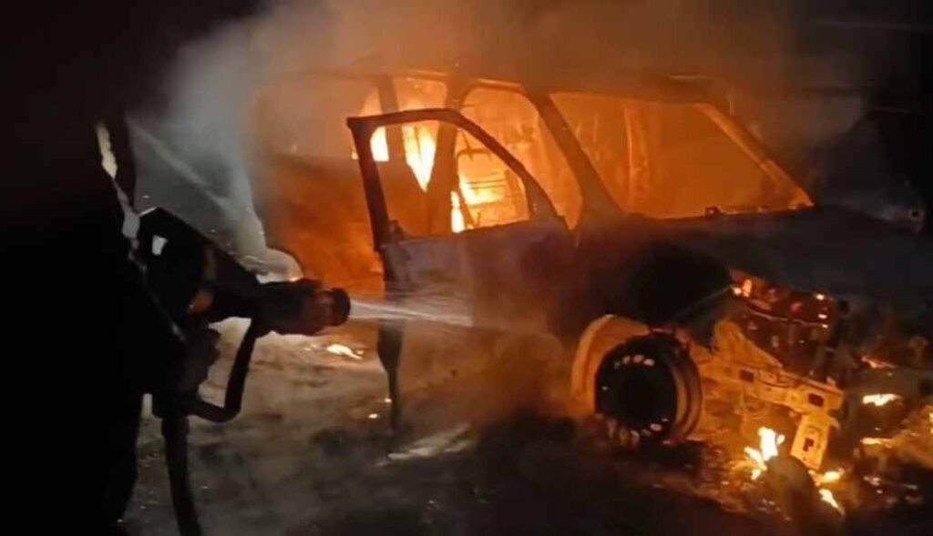 चलती कार में लगी भीषण आग, चालक ने कूदकर बचायी जान