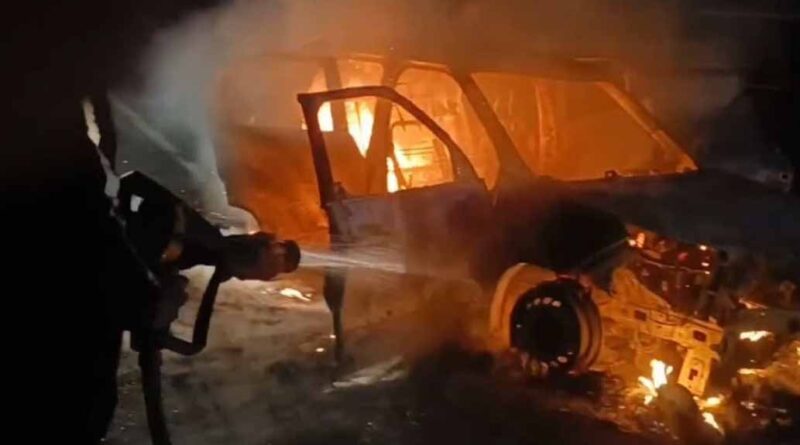 चलती कार में लगी भीषण आग, चालक ने कूदकर बचायी जान