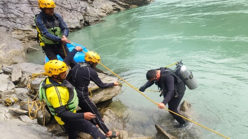 तीनधारा के पास हुआ बड़ा हादसा, बदरीनाथ हाईवे पर वाहन के नदी में गिरने से लोग तीन लापता