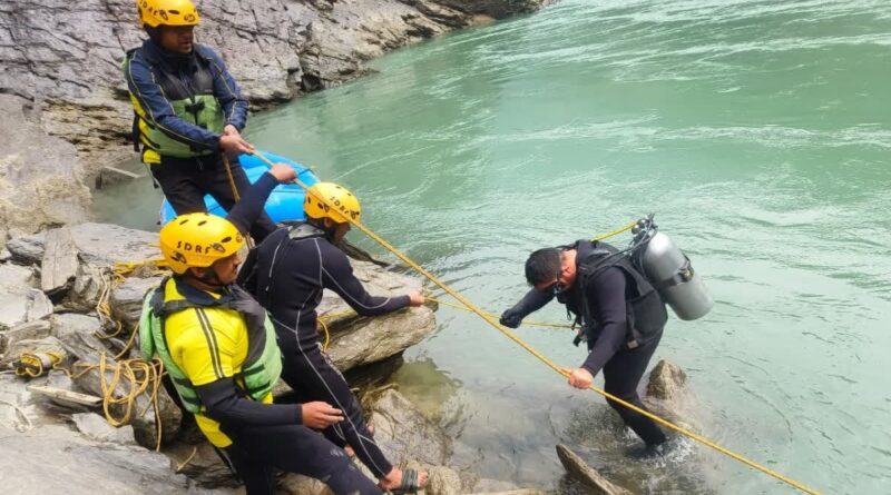 तीनधारा के पास हुआ बड़ा हादसा, बदरीनाथ हाईवे पर वाहन के नदी में गिरने से लोग तीन लापता