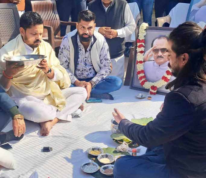 हरिद्वार पहुंचे एनवाईसी कार्यकर्ताओं ने महाराष्ट्र के पूर्व डिप्टी सीएम अजित पवार की अस्थियां कीं गंगा में विसर्जित