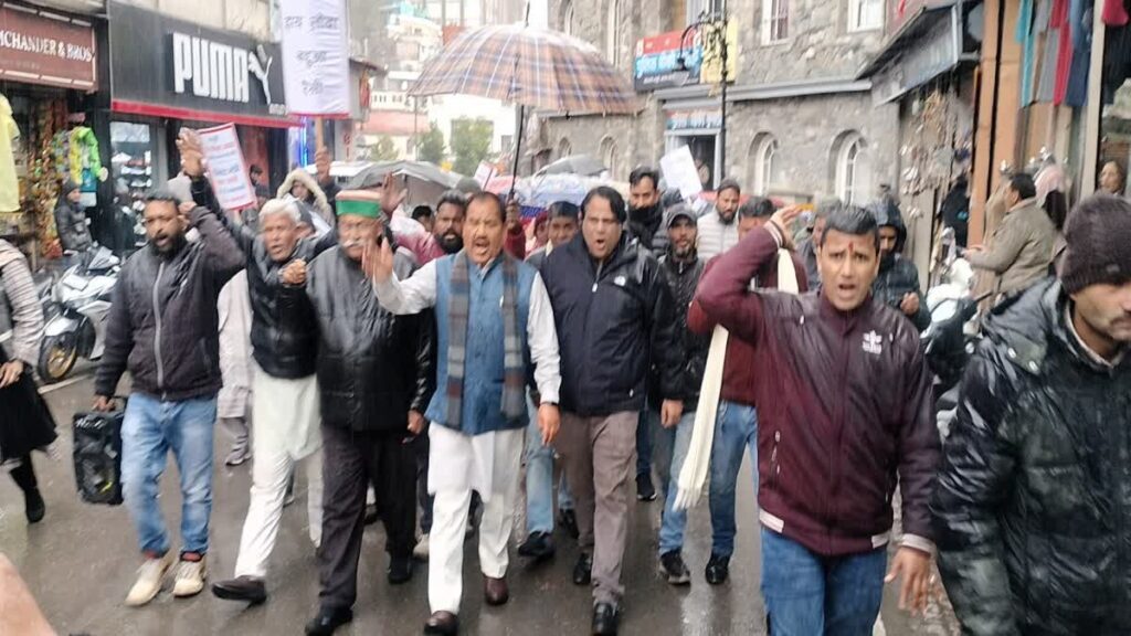 कांग्रेस ने पटरी व्यवसायियों के समर्थन में निकाली रैली, सरकार पर जमकर गरजे डॉ हरक सिंह रावत