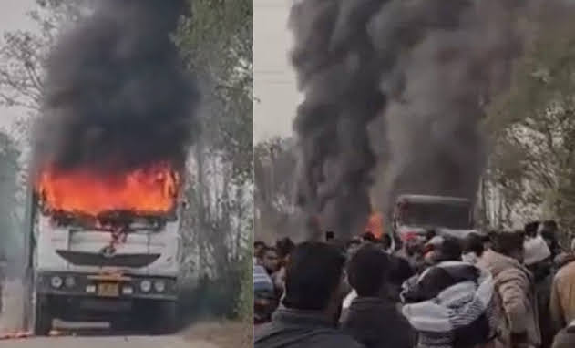 बाइक सवार को रेत से भरे डंपर कुचल देने से गुस्साई भीड़ ने डंपर में लगा दी आग
