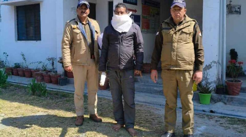 पड़ोसियों के आपसी विवाद में हुई फायरिंग से 03 लोग घायल; बंदूक समेत आरोपी गिरफ्तार